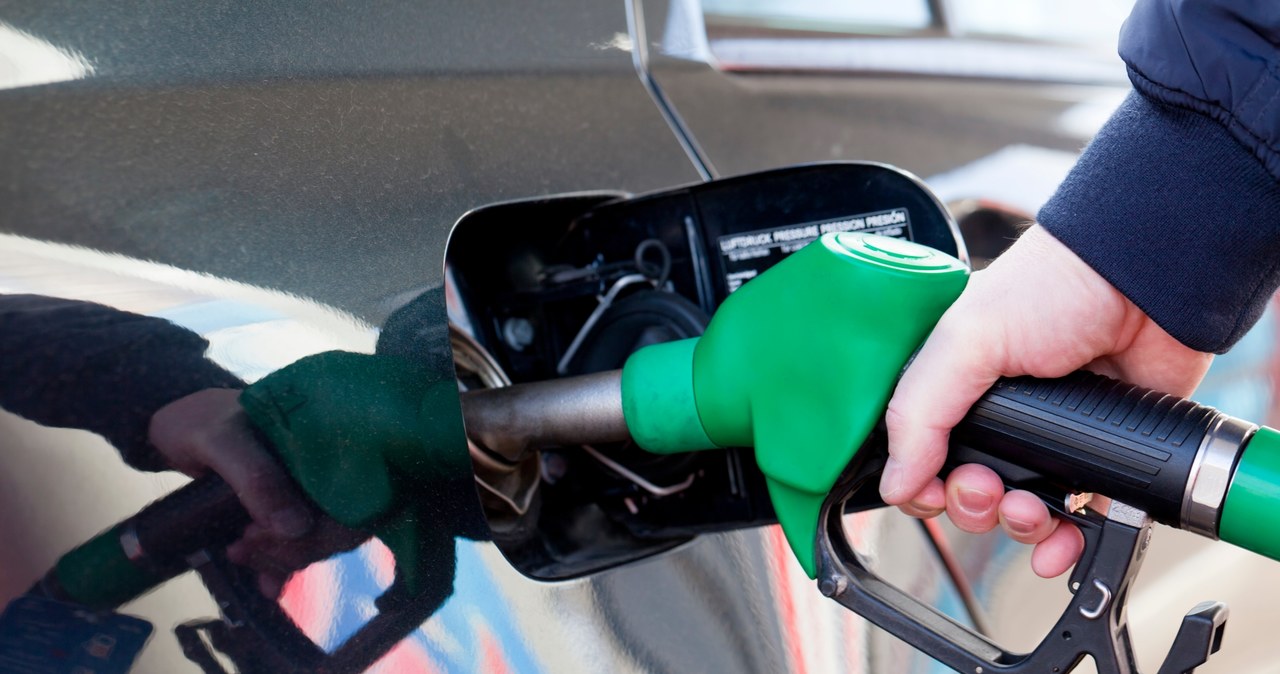Ceny paliw uzależnione są m.in. od cen ropy na rynkach światowych /123RF/PICSEL