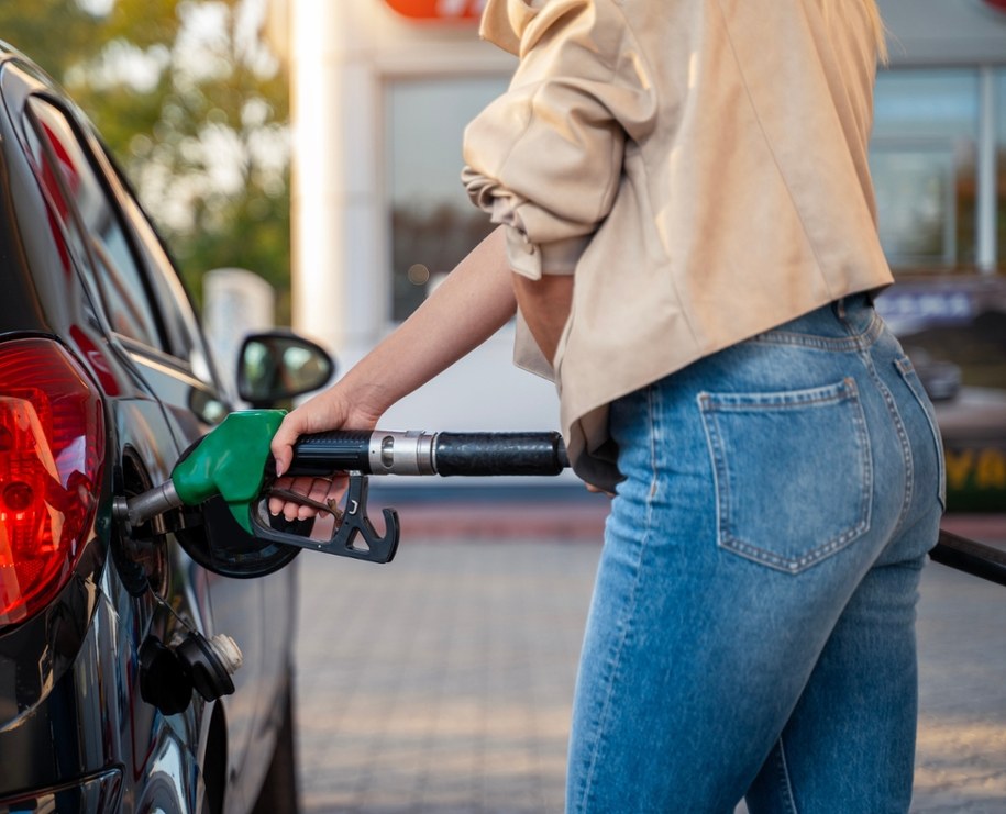 Ceny paliw w dół. Minister energii wydał obwieszczenie w sprawie środowych cen paliw /Shutterstock