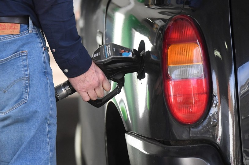 Ceny paliw w hurcie mogą być w piątek wyższe o 100 zł na metr sześc. /EPA