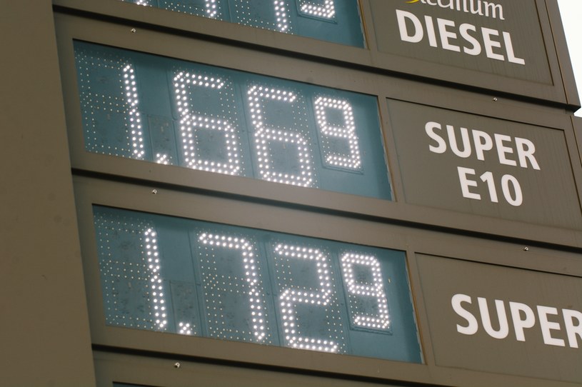Ceny paliw w Niemczech biją rekordy, ale Niemca stać na 1000 litrów paliwa więcej niż Polaka /Getty Images