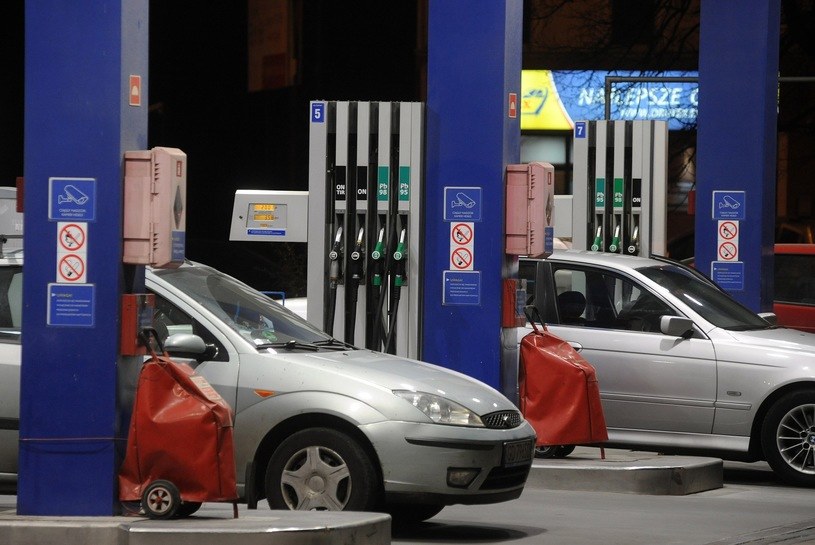 Ceny paliw w ostatnim okresie ulegają wahaniom /Wojciech Stróżyk /Reporter