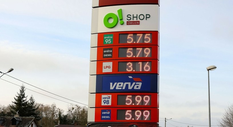 Ceny paliw zauważalnie spadły po niedawnej obniżce akcyzy, a premier Morawiecki zapowiedział teraz także obniżkę VAT-u /Robert Stachnik /Reporter