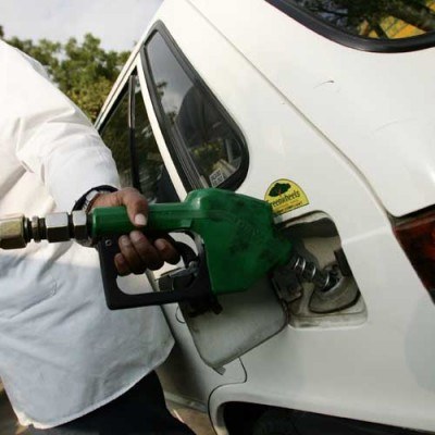 Ceny paliw znów powoli i regularnie rosną /AFP