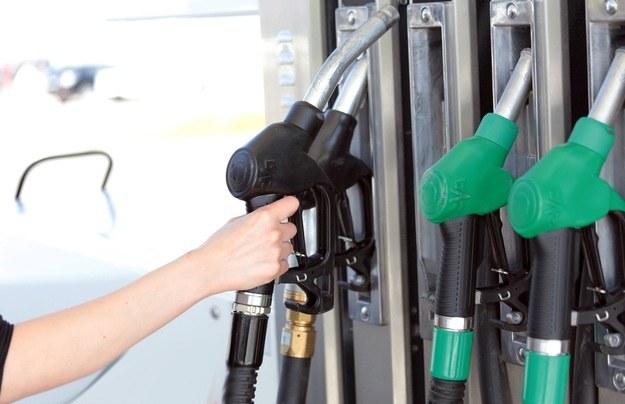 Ceny paliwa będą w najbliższym czasie spadać /Piotr Jędzura /Reporter