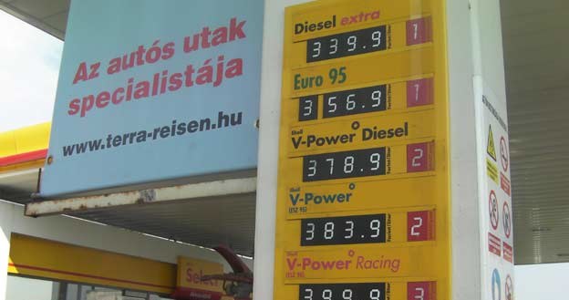 Ceny paliwa na Węgrzech. 1 forint =  0.0150 zł /INTERIA.PL