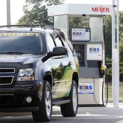 Ceny paliwa oraz sytuacja ekonomiczna odbijają się na tym, czym jeździmy /AFP