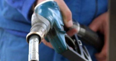 Ceny paliwa wahają się w zależności od miast /AFP