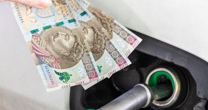 Ceny ropy biją rekordy. "Pracujcie z domów, zwolnijcie na drodze"