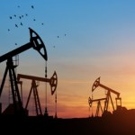 ​Ceny ropy lecą w dół! Sprawdź, czy paliwo na stacjach też stanieje