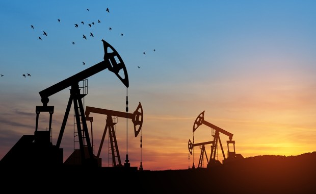 ​Ceny ropy lecą w dół! Sprawdź, czy paliwo na stacjach też stanieje