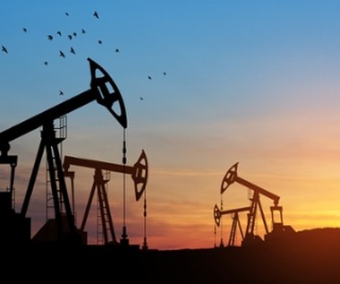 ​Ceny ropy lecą w dół! Sprawdź, czy paliwo na stacjach też stanieje