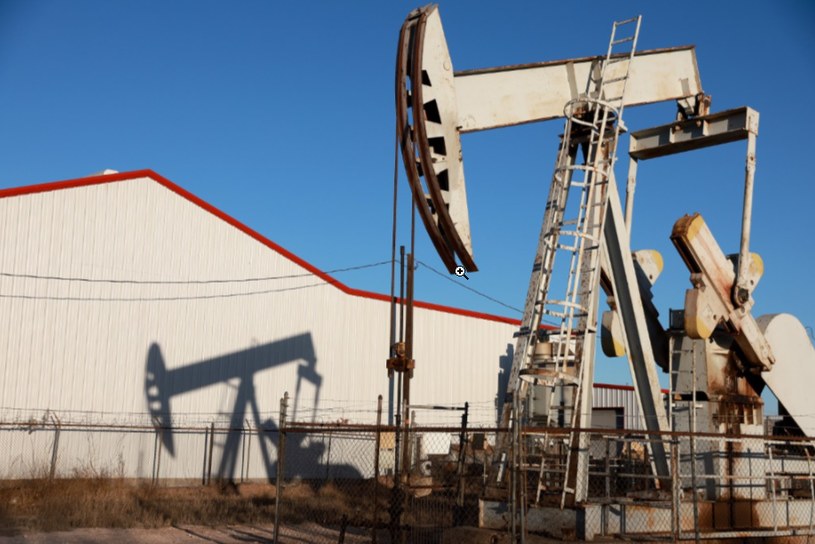Ceny ropy naftowej spadają kolejny dzień z rzędu /JOE RAEDLE / GETTY IMAGES NORTH AMERICA  /AFP