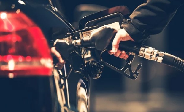 Ceny ropy spadają. Tańsze paliwo w Polsce