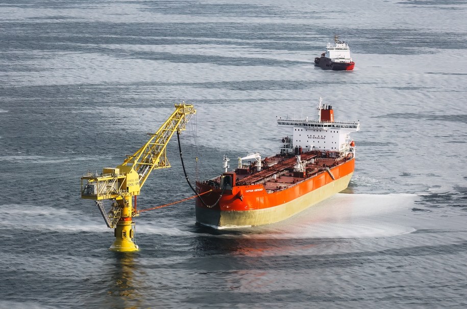 Ceny rosyjskiej ropy spadły do najniższego poziomu od lat. Sankcje Zachodu uderzają w Moskwę /Shutterstock