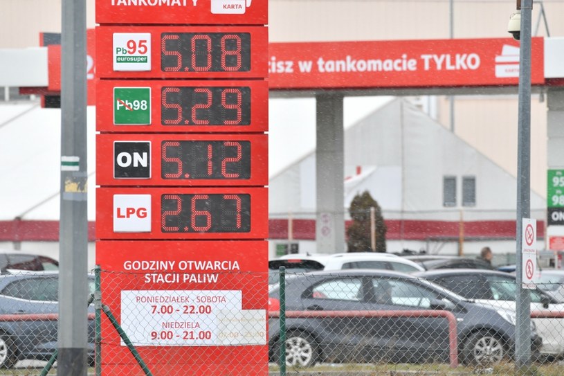 Ceny spadły o 50 - 60 groszy na litrze benzyny i oleju napędowego i o 20-30 groszy na litrze autogazu (zdj. ilustracyjne) /123RF/PICSEL