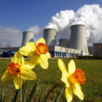 Ceny surowców naturalnych oraz troska o ochronę planety sprawia, że energia jądrowa wraca do łask. /AFP
