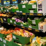 Ceny warzyw spadają jak szalone. Gang Świeżaków w Biedronce robi prawdziwe porządki na półkach