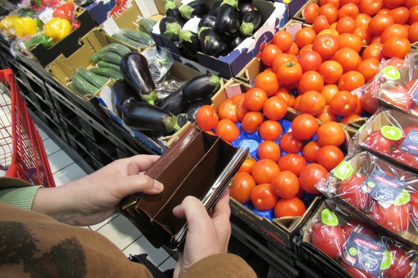 Ceny warzyw w sklepach przyprawiają o zawrót głowy. Sprawdź, ile aktualnie kosztują pomidory, papryka, cebula czy bakłażany /Marek BAZAK/East News /East News