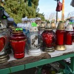 Ceny zniczy są stabilne, bo surowców nie brakuje. Producenci mają inny problem