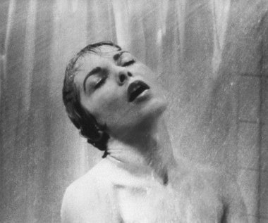 Cenzura zażądała wycięcia trwającej ułamek sekundy sceny z nagą Janet Leigh pod prysznicem. Hitchcock jednak nie miał zamiaru ukrywać faktu, że ludzie kąpią się bez ubrania... Odesłał film bez usuwania wymienionej sekwencji. Cenzorzy założyli, że reżyser wywiązał się z polecenia i przepuścili film bez żadnych komplikacji.

(PAP)