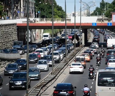 CEP. Miesiąc w miesiąc ponad 100 tys. nowych pojazdów. Drogi i parkingi zatłoczone