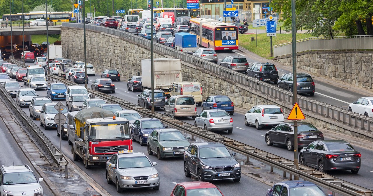 CEPiK zawyża liczbę aut w Polsce o ok. 6 mln. Ale miasta i tak są zakorkowane /Arkadiusz Ziółek /East News