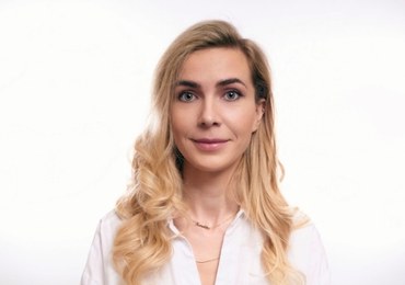 Ukończyła Warszawski Uniwersytet Medyczny. Swoją wiedzę stale poszerza biorąc udział w licznych kursach i szkoleniach. Pracuje w warszawskiej klinice L'experta. Jej głównym obszarem zainteresowania jest protetyka. Zajmuje się również stomatologią estetyczną oraz chirurgią stomatologiczną.