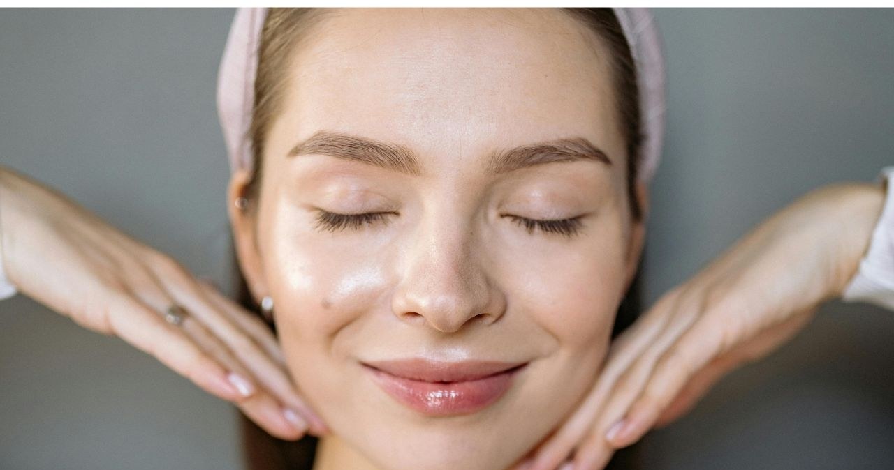 Cera po 60-sekundowym masażu twarzy z olejkiem z dzikiej róży /Yan Krukau /pexels.com