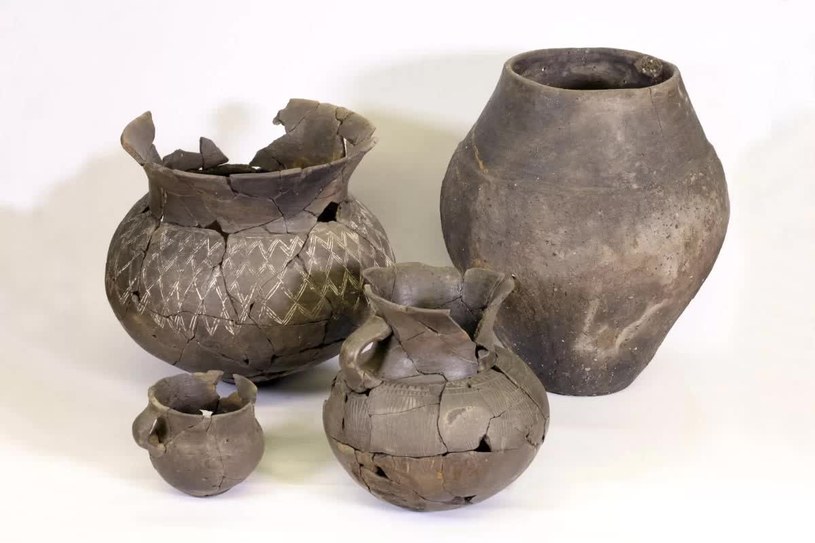 Ceramiczne naczynia znalezione w studni /Marcus Guckenbiehl /domena publiczna