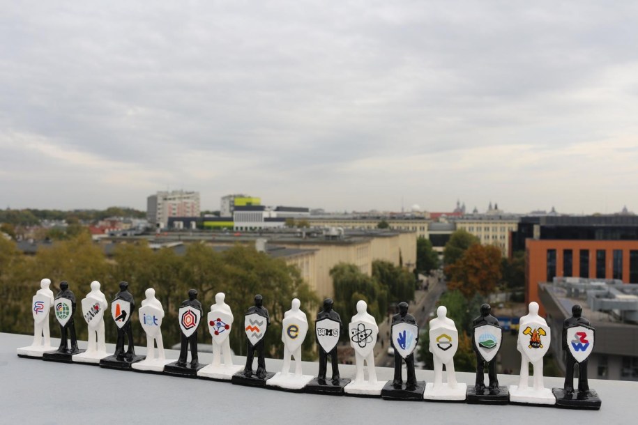Ceramiczne pionki reprezentują poszczególne wydziały uczelni /AGH /Materiały prasowe