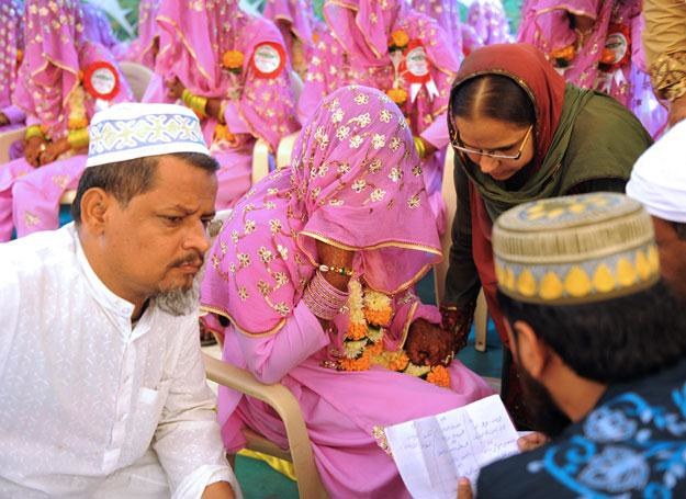Ceremonia muzułmańskich zaślubin w Indiach, 2010 rok /AFP