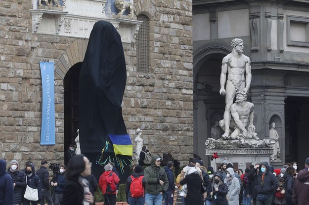 Ceremonia na Piazza della Signoria odbyła się w przypadającą w niedzielę 547. rocznicę urodzin Michała Anioła /FLORENCE MUNICIPALITY PRESS OFFICE HANDOUT /PAP/EPA