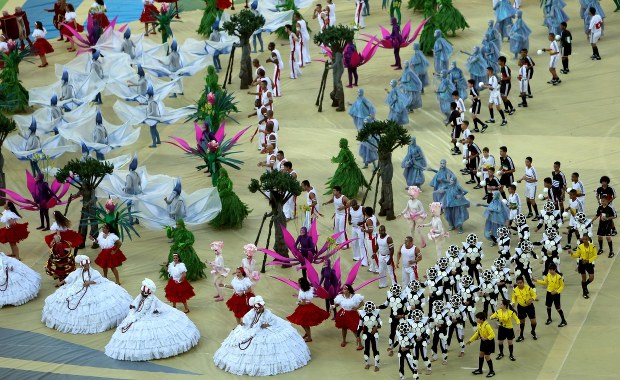 Ceremonia otwarcia bez transmisji TV. A w tle zamieszki 