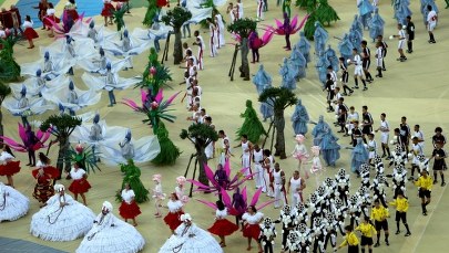 Ceremonia otwarcia bez transmisji TV. A w tle zamieszki 