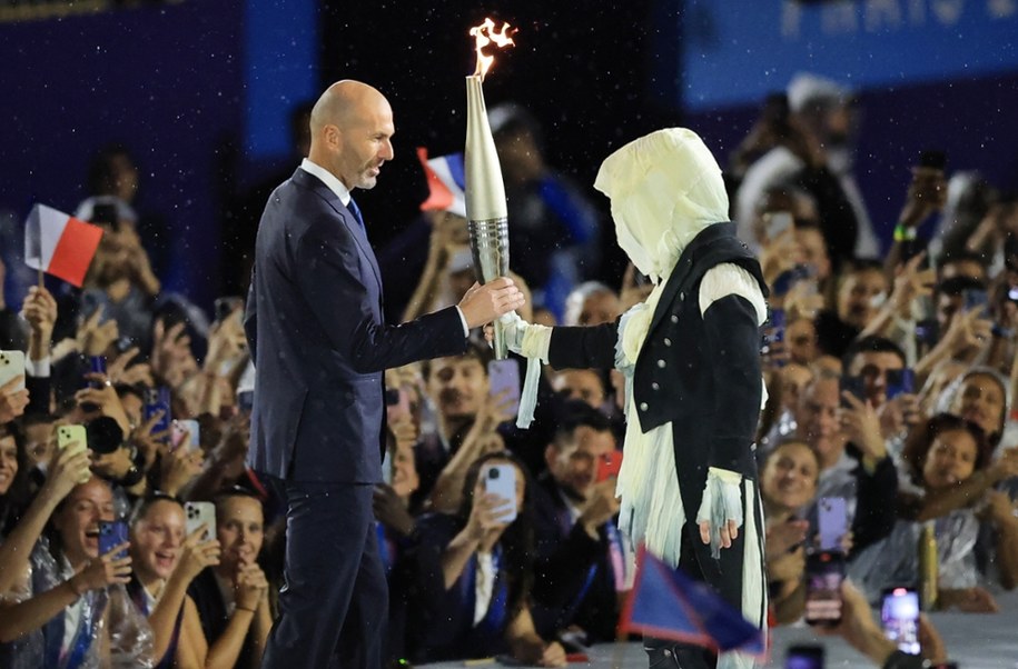 Ceremonia otwarcia igrzysk w Paryżu. Zinedine Zidane przejmuje pochodnię z ogniem olimpiskim. /PAP/EPA