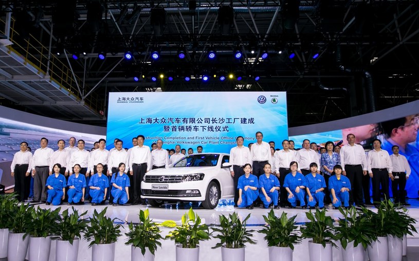 Ceremonia otwarcia nowej fabryki z Volkswagenem New Lavidą w tle /Informacja prasowa