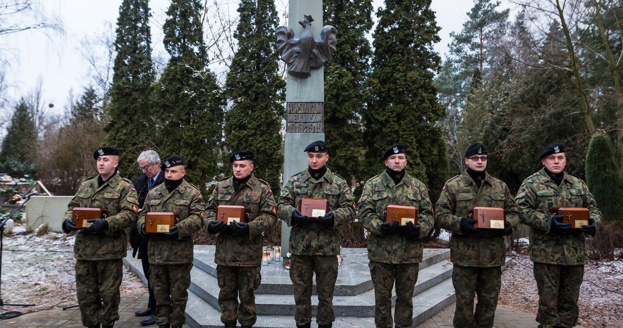 Ceremonia złożenia prochów siedmiu Powstańców Wielkopolskich w Kolumbarium w Kwaterze Powstańców Wielkopolskich na Cmentarzu Komunalnym nr 2 na Junikowie /Marek Zakrzewski /PAP