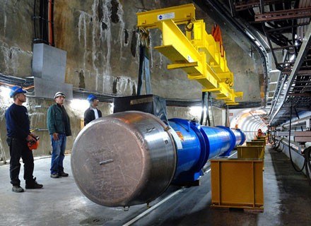 CERN - zderzacz podczas instalacji /AFP