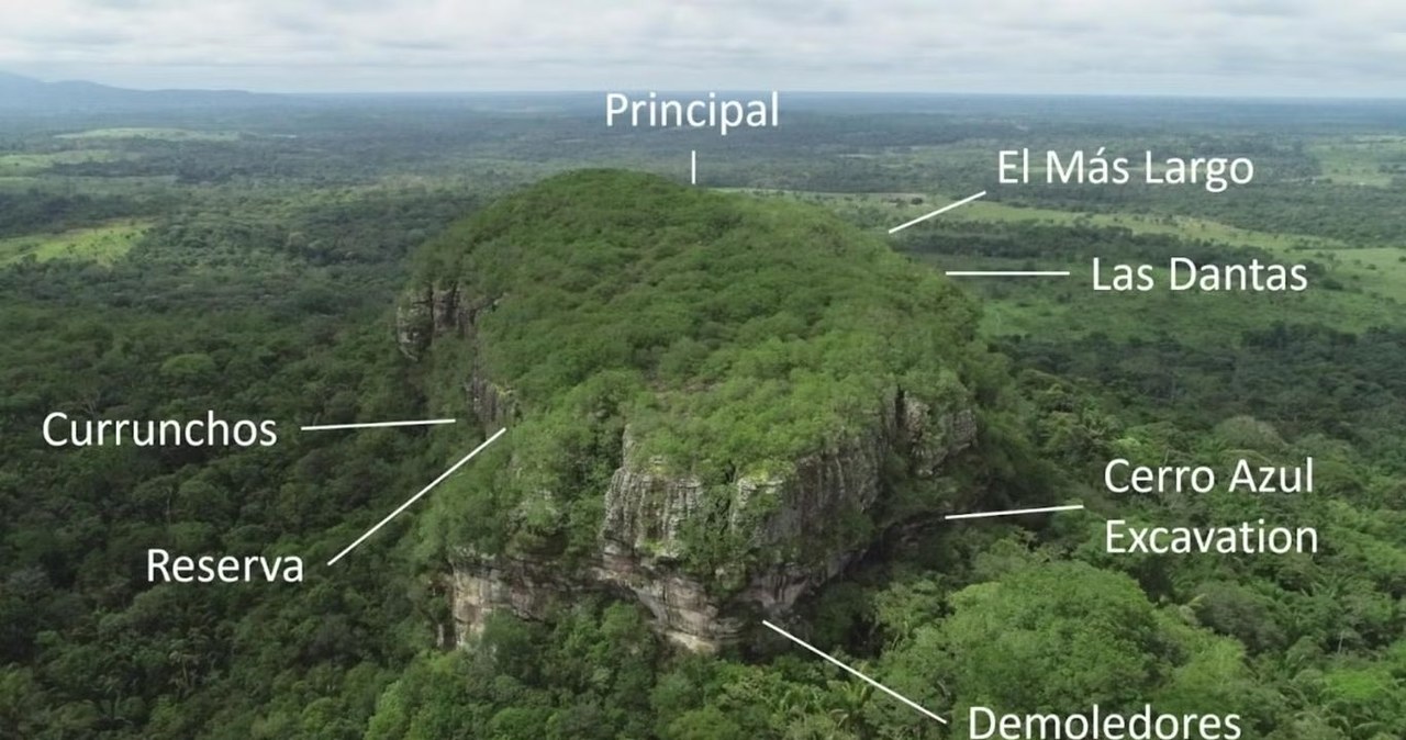 Cerro Azul z lokalizacją paneli sztuki naskalnej i miejscem wykopalisk analizowanych w nowym badaniu /University of Exeter /domena publiczna