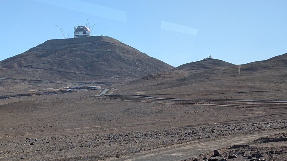 Cerro Murphy (po prawej) u stóp Cerro Armazones i budowanego na szczycie teleskopu ELT /Fot. Grzegorz Jasiński /RMF FM