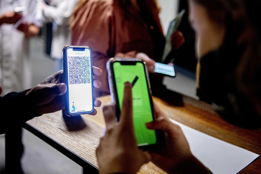 Certyfikaty można otrzymać w formacie cyfrowym lub papierowym, w obu przypadkach z kodem QR /	Utrecht Robin/ABACA /PAP/EPA