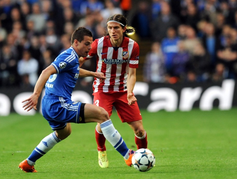 Cesar Azpilicueta z Chelsea (po lewej) i Filipe Luis z Atletico Madryt /ANDY RAIN /PAP/EPA