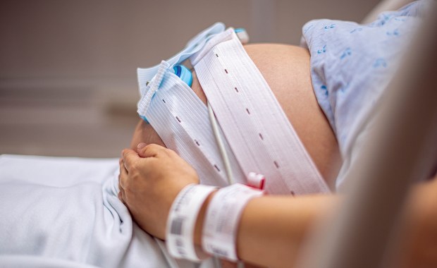 Cesarka to łatwiejszy poród? Znamy wnioski międzynarodowych specjalistów