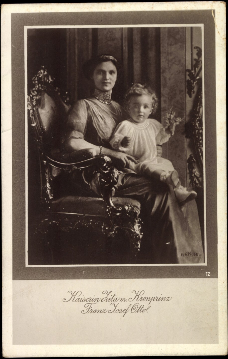 Cesarzowa Zyta z synem synem Otto na kolanach /	Arkivi UG / Alamy Stock Photo /PAP/Alamy