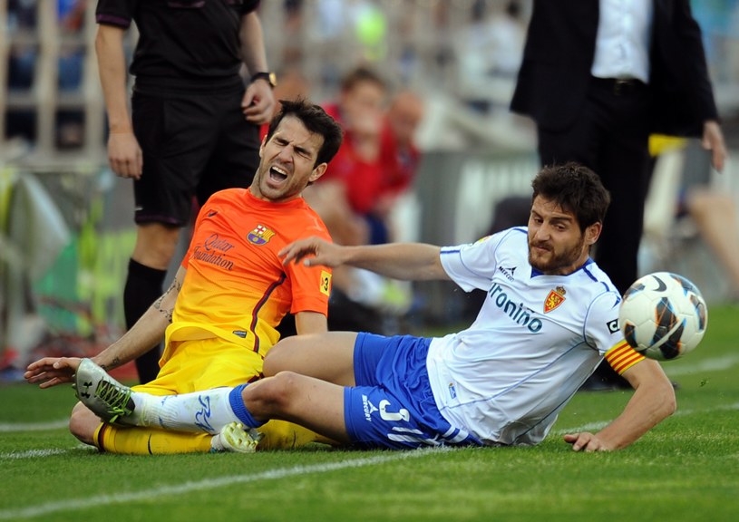 Cesc Fabregas (z lewej) w meczu z Realem Saragossa /AFP
