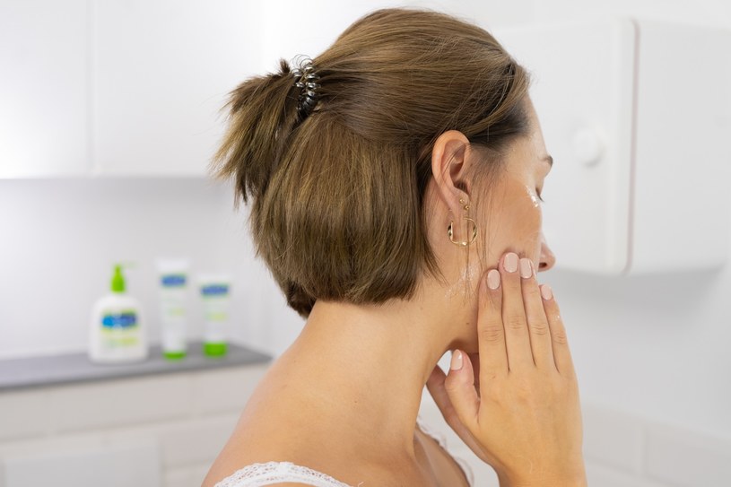 Cetaphil EM Emulsja micelarna do mycia zaskakuje łatwością z jaką rozprawia się z zanieczyszczeniami, pozostawiając skórę gładką i niepodrażnioną /INTERIA