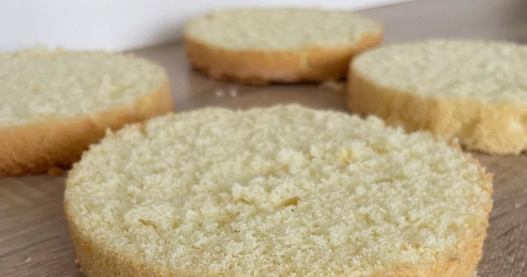 Цей бісквіт легко ділиться на рівні шари, що дозволяє створити десерт на свій смак /Domena publiczna