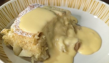 Цей бісквіт з яблуками та збитими вершками буквально тане у роті. Ідеальний десерт до кави чи чаю