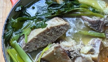 Цей бульйон - справжня знахідка для втомленого тіла. Він допомагає при болях у суглобах та захворяваннях печінки