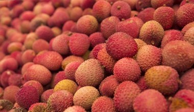 Цей фрукт багатий на клітковину. Він підтримує роботу кишківника та контролює рівень холестерину